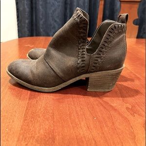 Woman’s brown ankle booties size 7